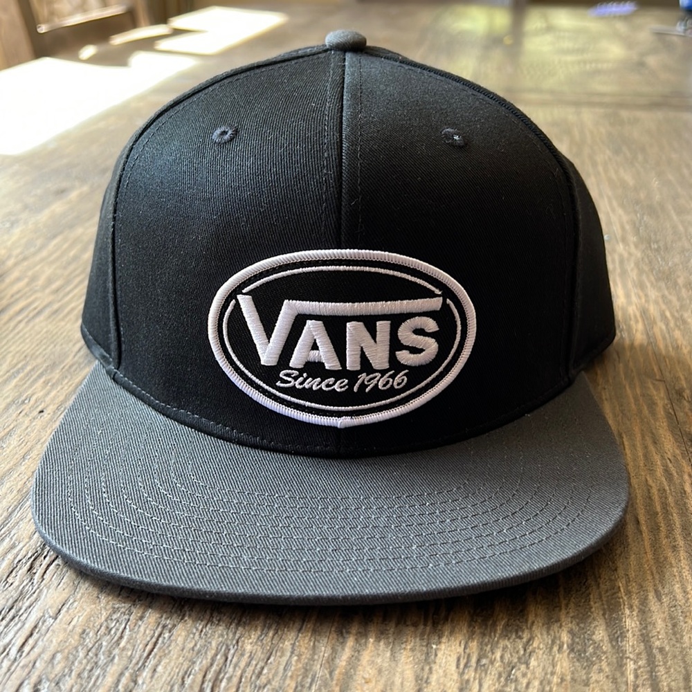 Vans Men’s SnapBack adjustable Hat, black w/grey bill “Vans Since 1966” NWT
